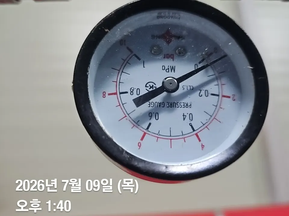압력계 지침 확인 장면